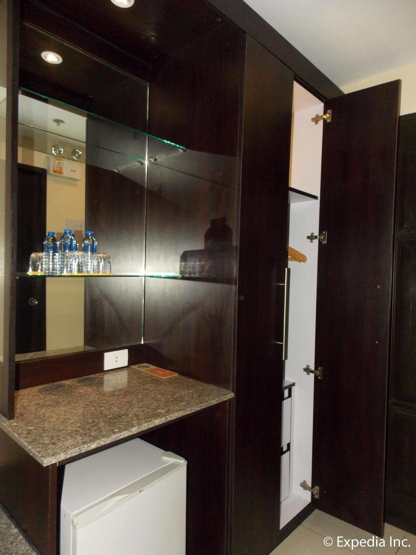 M Citi Suites Себу Экстерьер фото